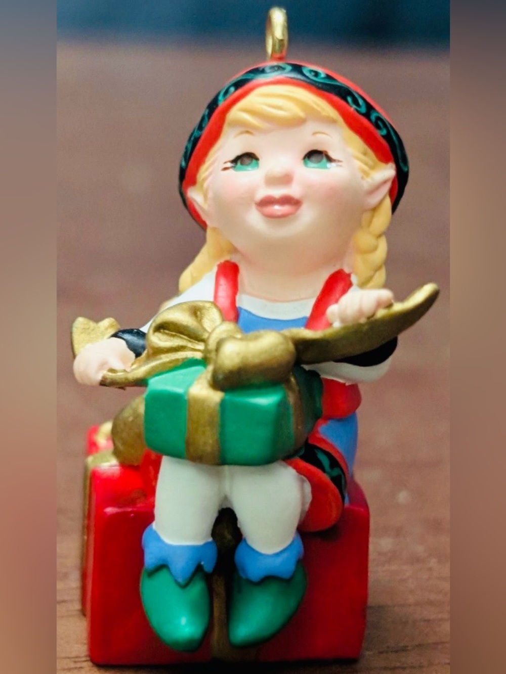 2002 Curius the Elf Collectorās club Holiday Elf Figurine Toy - Green & Red